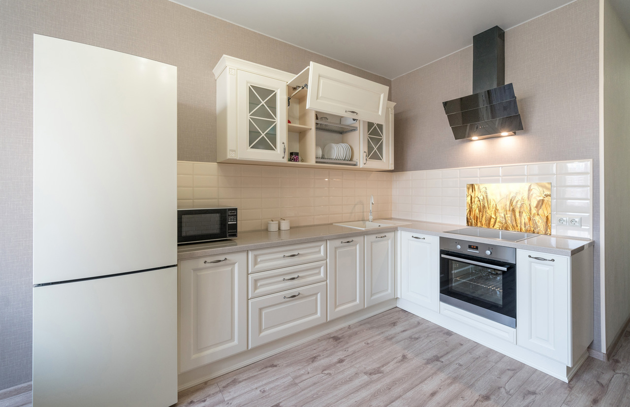 Jak zamontować panele szklan do kuchni